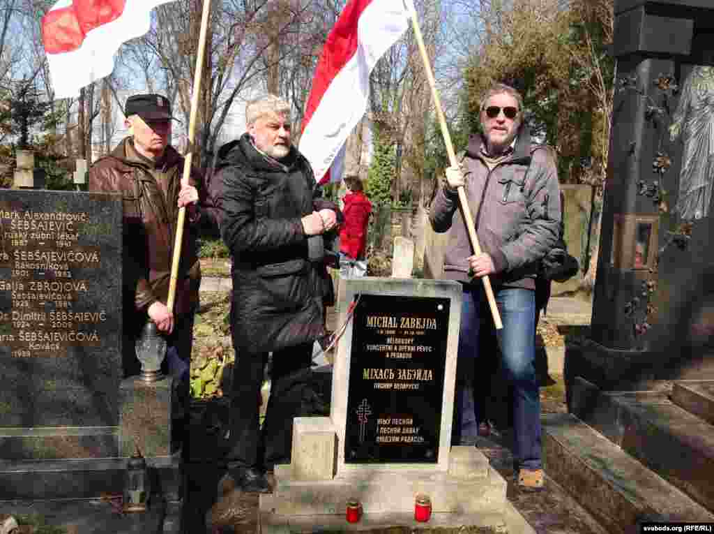 Ля магілы Забэйды-Суміцкага. У цэнтры - Уладзімер Арлоў