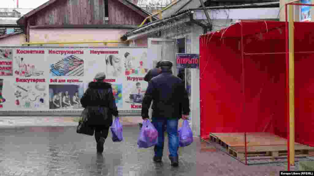 Cumpărături de sărbători la piața de la Tighina (Bender)