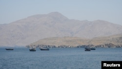 Nave în Strâmtoarea Ormuz, la Musandam (Oman) pe 6 mai 2026.