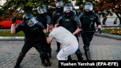 Ілюстрацыйнае фота. АМАП зьбівае пратэстоўца падчас акцыі 10 жніўня ў Менску