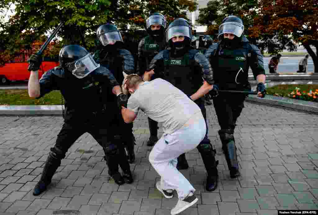 Міліціонери затримують одного з протестувальників
