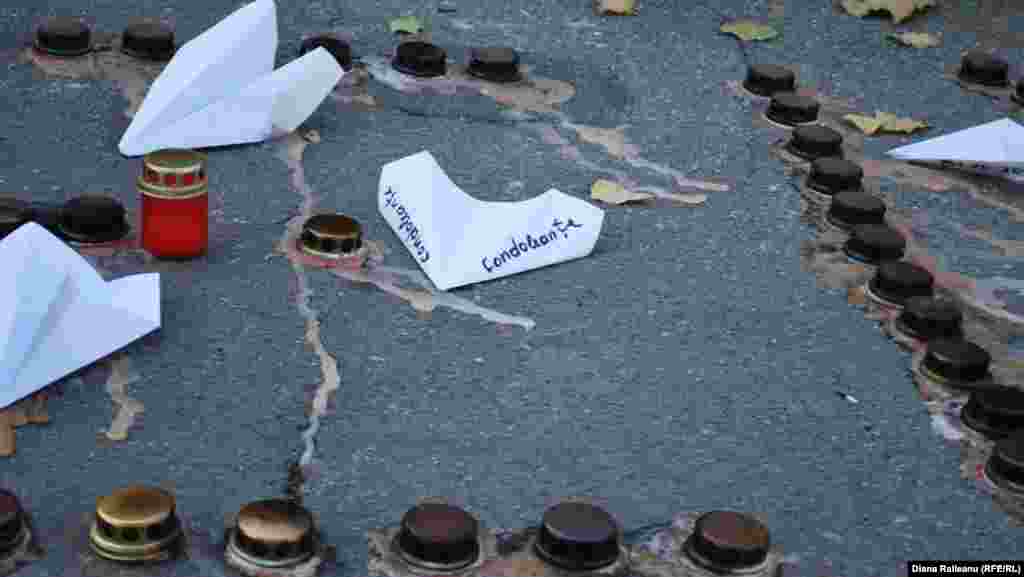 Moldova - Flowers & People solidarity with the victims of Russian and Romanian tragedies, Russian Embasy, Chisinau