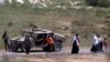Ushtarët sirianë ndalojnë një familje të minoritetit druze që kanë ikur nga dhuna afër Damaskut. 3 maj 2025. 