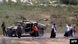 Ushtarët sirianë ndalojnë një familje të minoritetit druze që kanë ikur nga dhuna afër Damaskut. 3 maj 2025. 