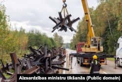 Встановлення оборонних протитанкових барикад на шляху до білорусько-латвійського прикордонного переходу Сілене – Урбани 27 вересня 2024 року