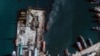 Супутникове фото Maxar Technologies. Російський військовий корабель «Новочеркаськ», затонув, але ще димить після удару ЗСУ. Порт Феодосії, окупований Крим