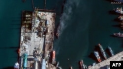 Супутникове фото Maxar Technologies. Російський військовий корабель «Новочеркаськ», затонув, але ще димить після удару ЗСУ. Порт Феодосії, окупований Крим