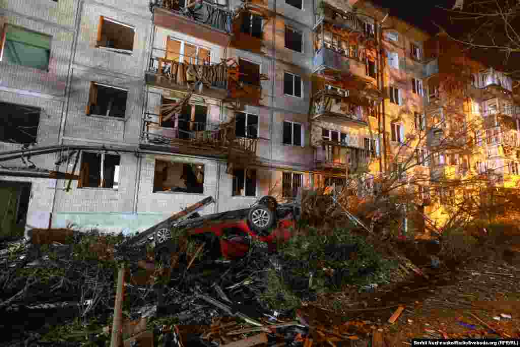 У Київській міській військовій адміністрації зазначили, що, за останніми даними, число постраждалих сягнуло 30. Девʼятеро людей загинули