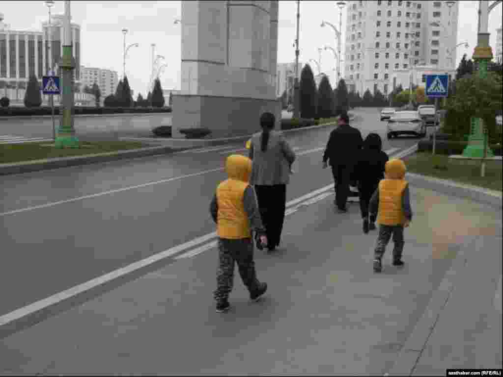 Gezelenje çykan aşgabatly bir maşgala