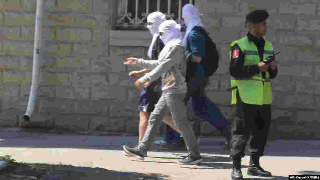 Un grup de tineri mascați pe bulevardul Șefan cel Mare unde urma sa aibă loc marsul LGBT, ulterior redirecționat.