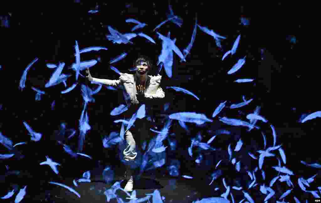 Японский маг Хироки Хара выступает на музыкальном фестиваль Сан-Ремо-2017 в театра &quot;Аристон&quot;, 8 февраля (epa/Ettore Ferrari)