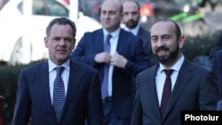 Armenia - Armenian Foreign Minister Ararat Mirzoyan (right) and his Dutch counterpart Caspar Veldkamp meet in Yerevan, March 12, 2025.