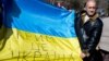 Куртсеит Абдуллаев с флагом Украины на акции в Симферополе, 9 марта 2015 года