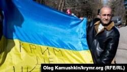 Куртсет Абдуллаєв з прапором України на акції в Сімферополі, 9 березня 2015 року