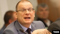 Костянтин Долгов, на цьому фото знятий під час обговорення становища в Україні 3 липня 2014 року