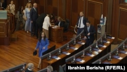Ish-presidentja e Kosovës, tani deputete e LDK-së, Vjosa Osmani. Deputetët e legjislaturës paraprake s'arritën të zgjedhinin pasardhësin e saj kur i përfundoi mandati pesëvjeçar në prill.
