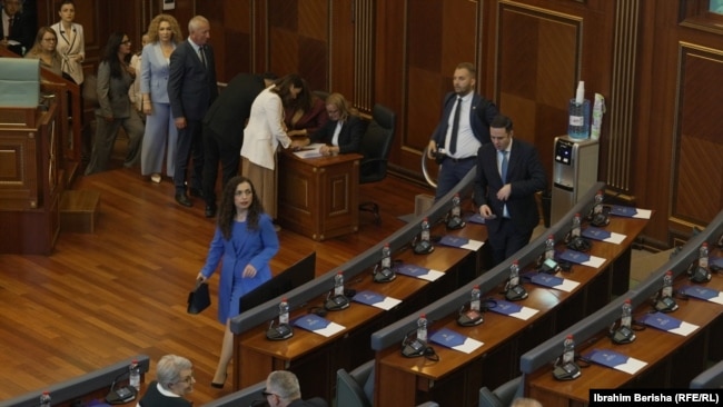 Ish-presidentja e Kosovës, tani deputete e LDK-së, Vjosa Osmani. Deputetët e legjislaturës paraprake s'arritën të zgjedhinin pasardhësin e saj kur i përfundoi mandati pesëvjeçar në prill.