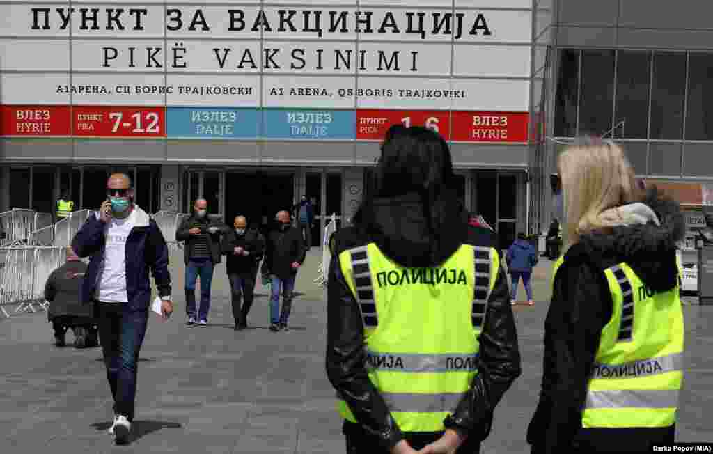 МАКЕДОНИЈА - Масовното вакцинирање на населението против ковид-19 официјално почна денеска со Спутник В во спортскиот центар Борис Трајнковски во Скопје. Планирани се по 3000 термини дневно.