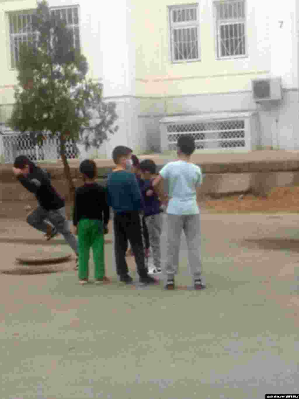Играющие во дворе дети. Ашхабад. Январь, 2021. &nbsp;