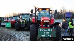 Traktori njemačkih farmera blokiraju pristup autoputu A10 tokom protesta protiv smanjenja subvencija poreza na vozila u Birkenwerderu, Njemačka, 8. januara 2024. 