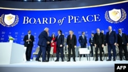 Președintele SUA, Donald Trump, strânge mâna președintelui argentinian, Javier Milei, la reuniunea Consiliului pentru Pace din cadrul Forumului Economic Mondial (WEF) de la Davos, pe 22 ianuarie.