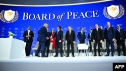 Președintele SUA, Donald Trump, strânge mâna președintelui argentinian, Javier Milei, la reuniunea Consiliului pentru Pace din cadrul Forumului Economic Mondial (WEF) de la Davos, pe 22 ianuarie.