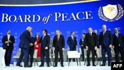 Президент США Дональд Трамп тисне руку учасникам Ради миру під час Всесвітнього економічного форуму в Давосі, Швейцарія. 22 січня 2026 року