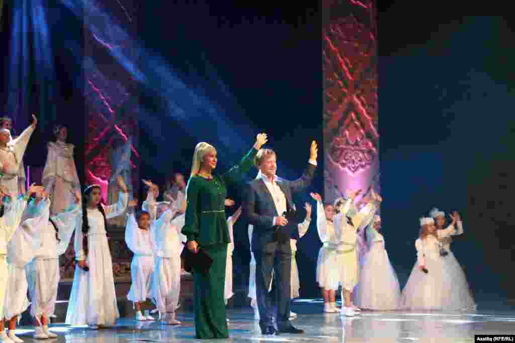 Кинофестивальнең ябылу тантанасын алып баручылар халык белән саубуллаша 