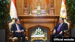 Глава Таджикистана Эмомали Рахмон и министр иностранных дел Пакистана Шах Махмуд Курейши, Душанбе 25 августа