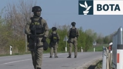 Pjesëtarë të Policisë Ushtarake të Serbisë në zonën e komunës Kanjizha në Vojvodinë, ku u gjetën pajisje shpërthyese, sipas Ministrisë serbe të Mbrojtjes, më 5 prill 2026.