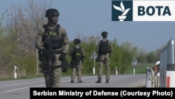 Pjesëtarë të Policisë Ushtarake të Serbisë në zonën e komunës Kanjizha në Vojvodinë, ku u gjetën pajisje shpërthyese, sipas Ministrisë serbe të Mbrojtjes, më 5 prill 2026.