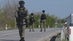 Pripadnici Vojne policije u akciji na području opštine Kanjiža u Vojvodini, na severu Srbije, tokom koje su pronađene eksplozivne naprave prema navodima Ministarstva obrane, 5. aprila 2026.