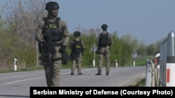 Pripadnici Vojne policije u akciji na području opštine Kanjiža u Vojvodini, na severu Srbije, tokom koje su pronađene eksplozivne naprave prema navodima Ministarstva obrane, 5. aprila 2026.