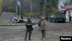 Азербайджанские военные и российские миротворцы на посту у города Шуша, контроль над которым восстановил Азербайджан, 13 ноября 2020 года