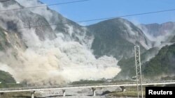 O vedere cu alunecările de teren provocate de cutremur în provincia taiwaneză Hualien.