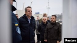 Premierul Greciei, Kiriakos Mitsotakis, a vizitat miercuri alături de președintele ucrainean, Volodimir Zelenski, portul Odesa și zonele rezidențiale afectate de un alt atac rusesc, desfășurat înainte cu cinci zile.