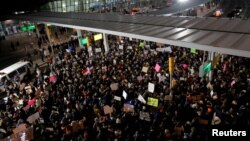 Pamje nga një protestë në mbrëmje të 28 janarit në aeroportin JFK në Nju Jork, kundër urdhërit të presidentit Trump