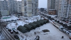 Украинците се борат со студот во шатори и вагони од возови