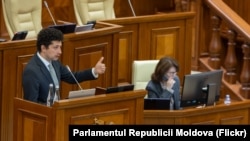 Șeful comisiei parlamentare pentru economie, deputatul PAS, Radu Marian, prezintă în Parlament amendamentele privind taxele pentru companiile transnistrene, 30 aprilie 2026.