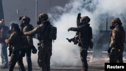 Федеральні агенти використовують сльозогінний газ для розгону людей, які зібралися поблизу місця, де федеральні агенти застрелили чоловіка під час спроби затримати його, в Міннеаполісі, штат Міннесота, США, 24 січня 2026 року.