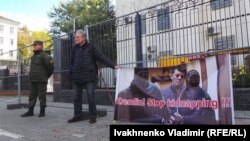 Kyivdeki Rusiyeniñ elçiligi qarşisinda Roman Suşenkoğa destek aktsiyası, 6 oktâbr 2016 senesi