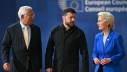 European Council President Antonio Costa (left), Ukraine's President Volodymyr Zelenskyy (center), and European Commission President Ursula von der Leyen (right) arrive to attend an EU summit in Brussels on October 16.
