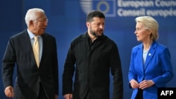 European Council President Antonio Costa (left), Ukraine's President Volodymyr Zelenskyy (center), and European Commission President Ursula von der Leyen (right) arrive to attend an EU summit in Brussels on October 16.