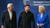 Predsjednik Evropskog vijeća Antonio Costa (lijevo), ukrajinski predsjednik Volodimir Zelenski (u sredini) i predsjednica Evropske komisije Ursula von der Leyen (desno) dolaze na sastanak na vrhu Evropske unije u Briselu 16. oktobra.