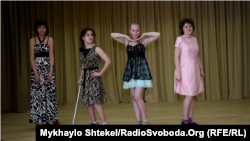 Дівчата зі спеціальної школи у Кремінній Луганської області у подарованих сукнях