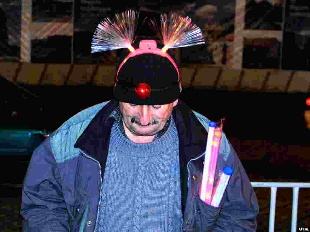 საახალწლო სუვენირებით მოვაჭრე ვარდების მოედანზე