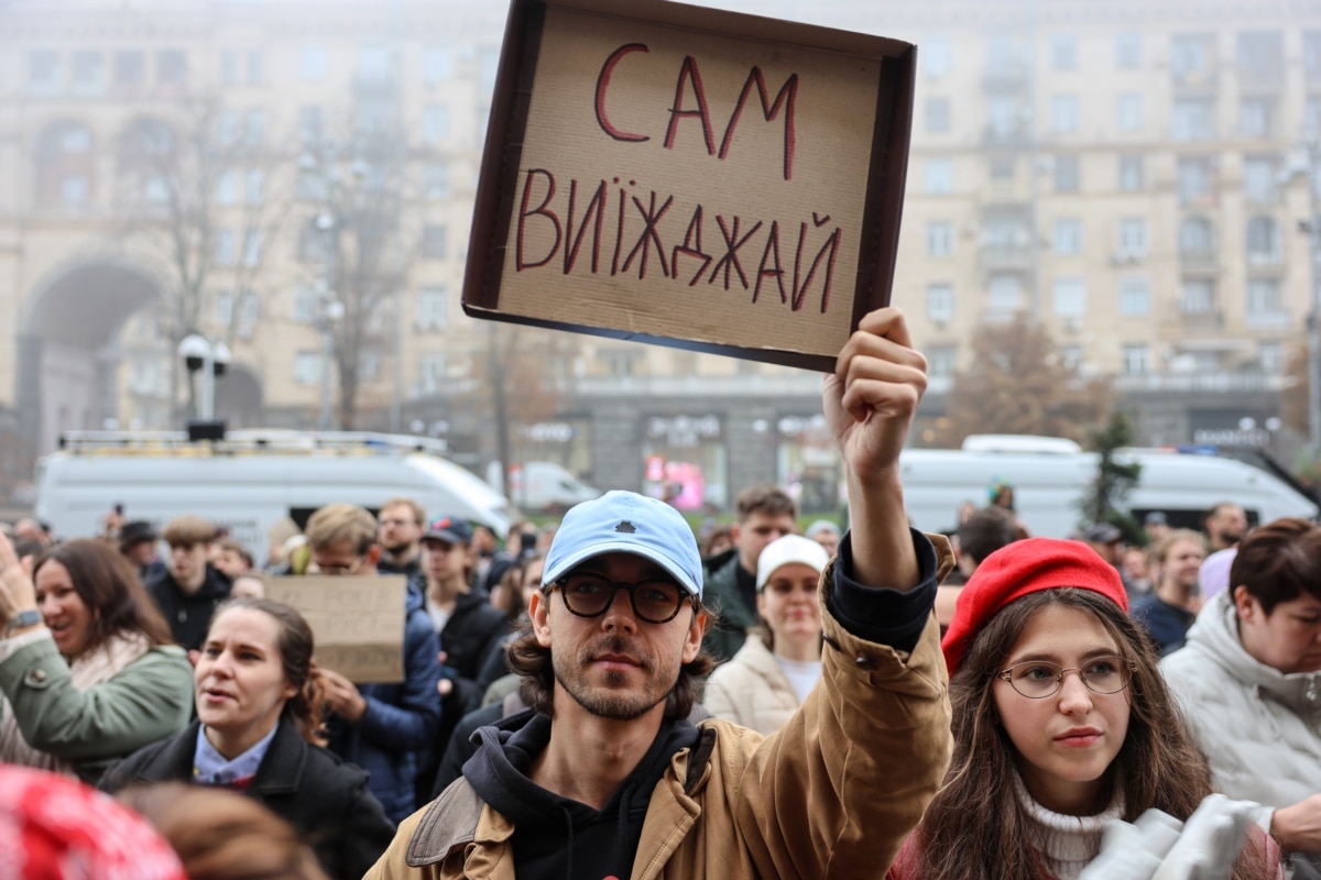 Учасник акції з написом на плакаті «Сам виїжджай».<br><br>8 жовтня в інтерв’ю агенції France-Presse мер Києва Віталій Кличко повторив пораду, яку вже давав киянам під час критичної ситуації минулої зими, – в разі наявності такої можливості <a href="https://www.radiosvoboda.org/a/news-porozhni-mista-scenarij-putina-klychko/33873362.html" target="_blank" class="wsw__a">тимчасово залишити столицю України</a> через російські атаки