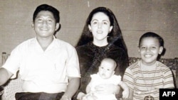 Barack Obama sa očuhom, majkom i sestrom 1970. godine
