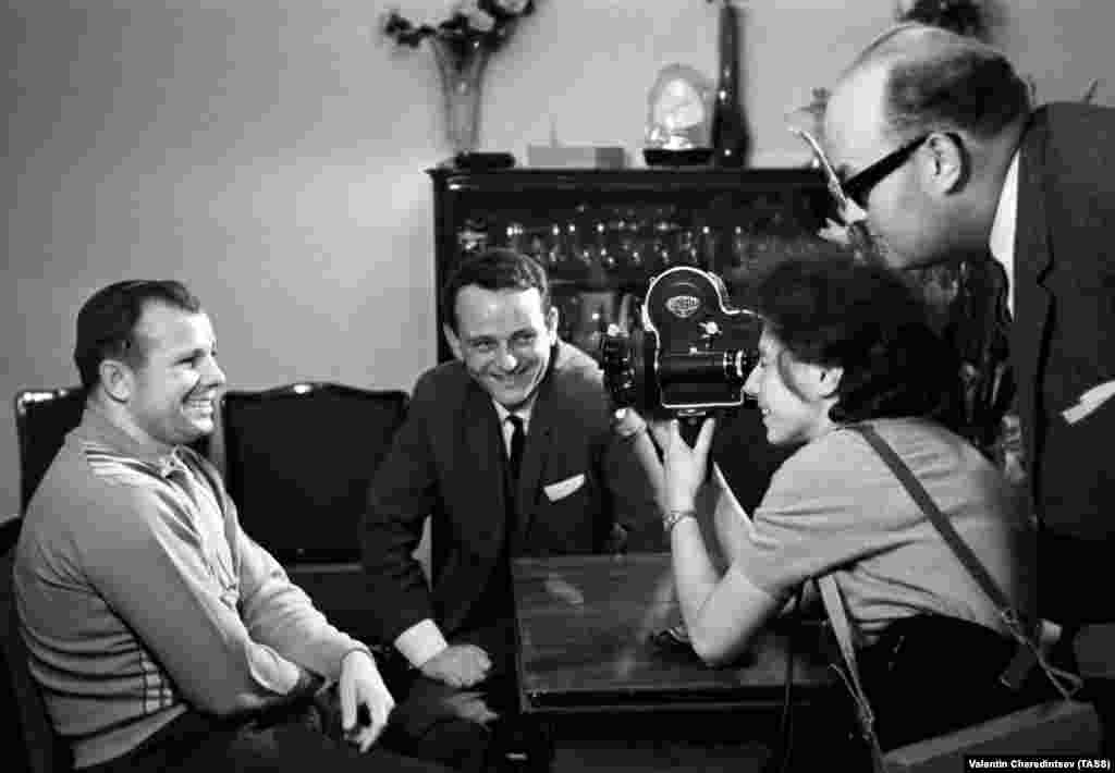 A TV crew from Czechoslovakia films an interview with Gagarin in the Moscow region on October 18, 1965.&nbsp;