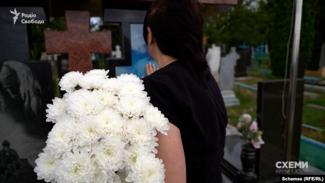 Євгенія Ластовецька біля могили чоловіка